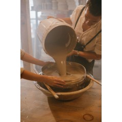 Préparation de la barbotine à l’atelier de céramique