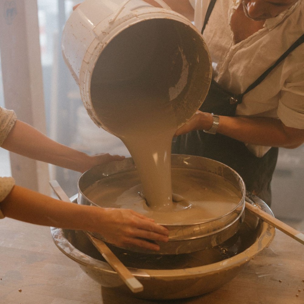 Préparation de la barbotine à l’atelier de céramique – photo 2
