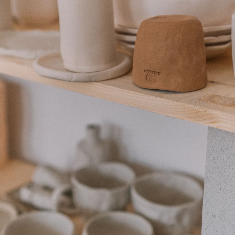 Pièces en terre sur les étagères de l’atelier – photo 3