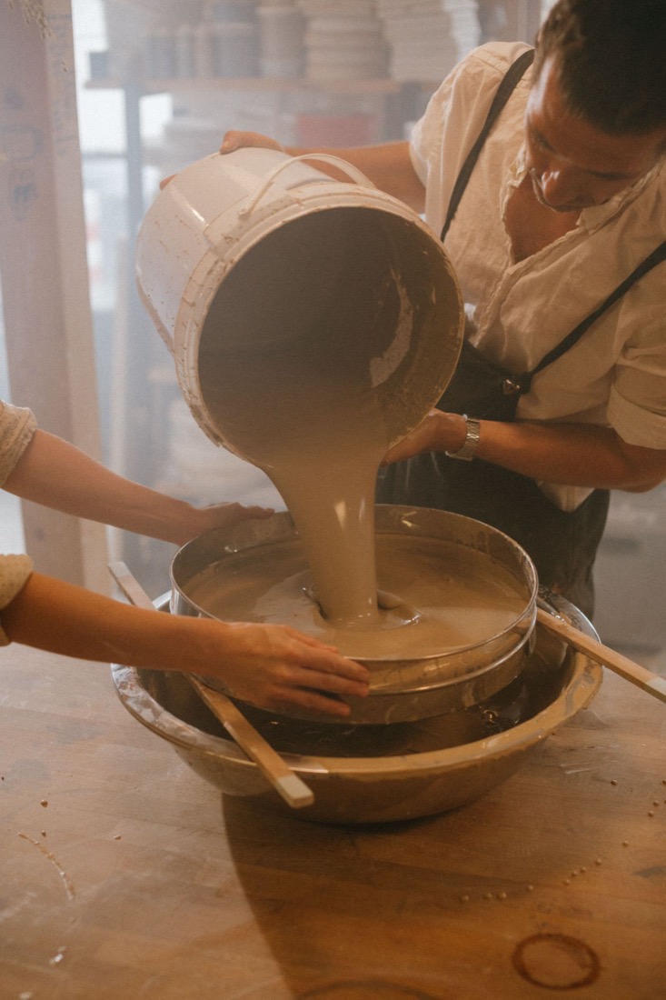 Préparation de la barbotine pendant un cours de céramique à l’atelier