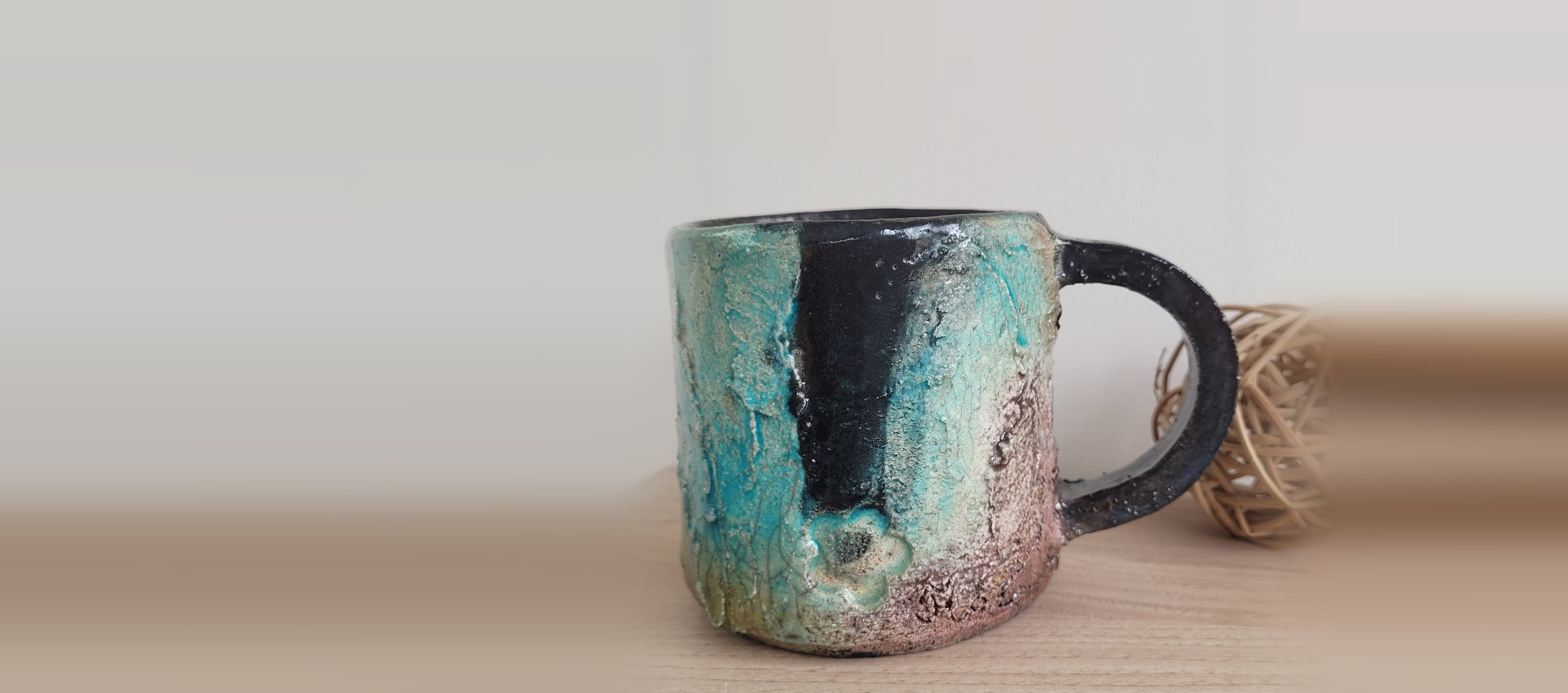 Mug en céramique raku turquoise et noir, fait main dans l’atelier de Carros