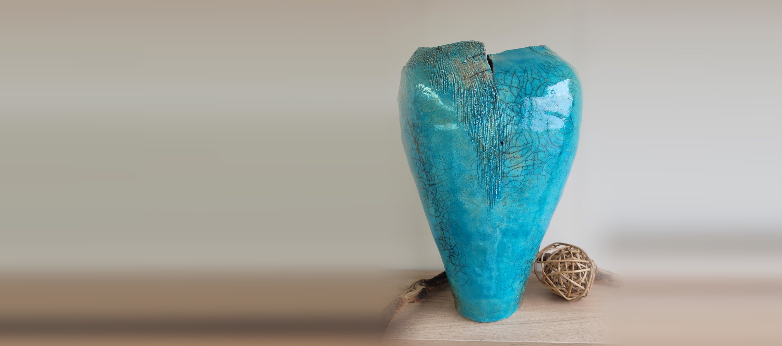 Vase en céramique raku turquoise craquelé, façonné à la main à Carros
