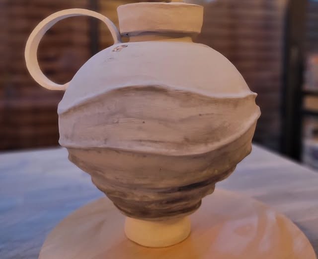 Pièce en terre façonnée à la main, prête pour la cuisson raku