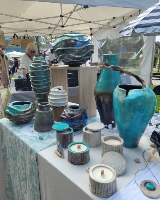 Stand des Céramiques de Florence&nbsp;: vases, pots et bougeoirs en céramique raku sur un marché de Carros