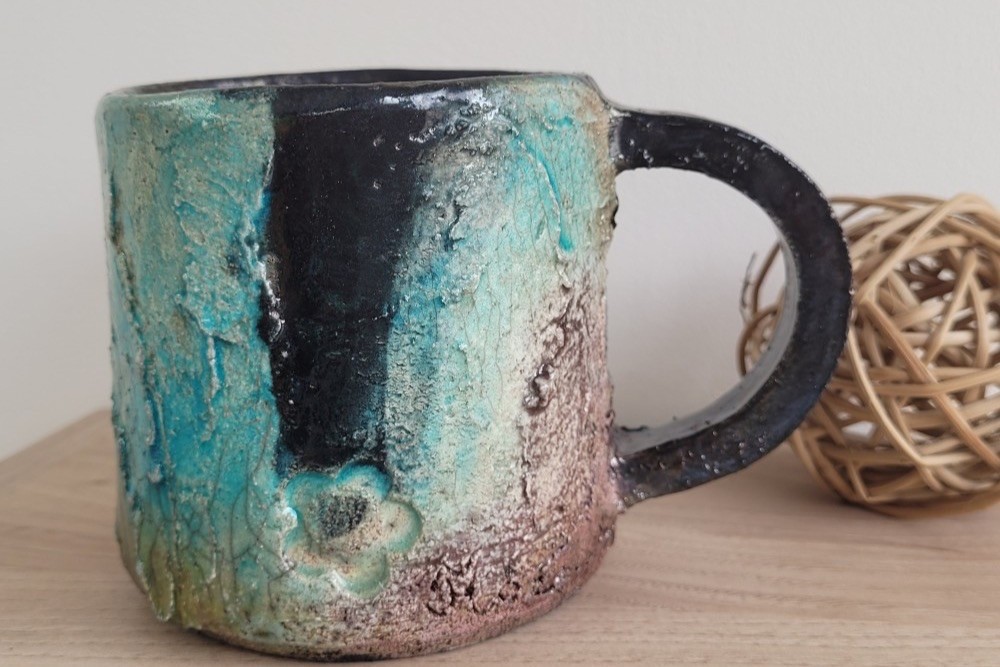 Les étapes de création d’un mug en céramique raku