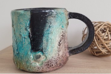 Les étapes de création d’un mug en céramique raku