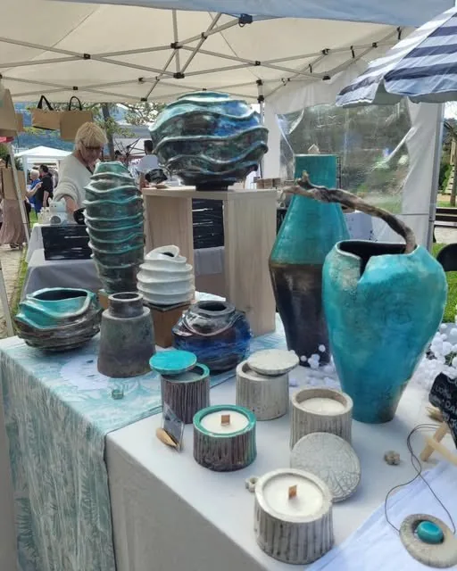 Ensemble de vases, pots et bougeoirs en céramique raku Floz Raku présentés sur un marché à Carros