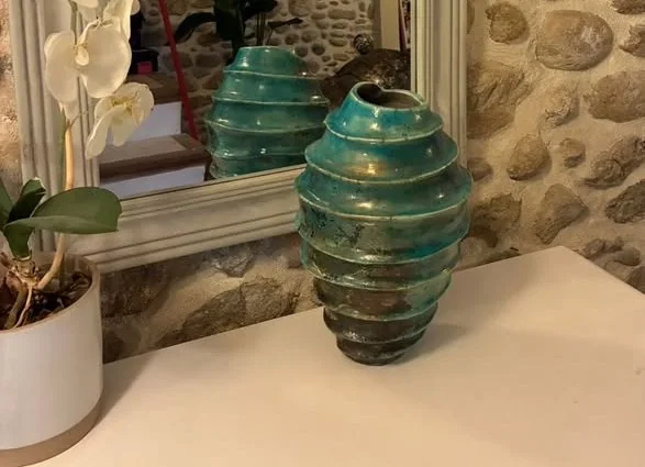 Vase Floz Raku côtelé aux nuances turquoise et aux reflets de la cuisson raku