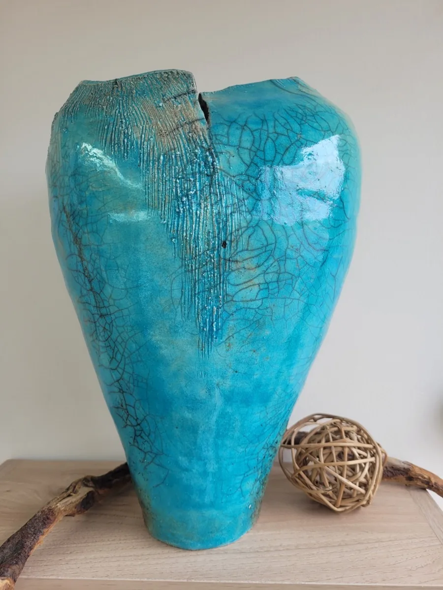 Vase turquoise Floz Raku, façonné à la main et marqué par les craquelures de la cuisson raku